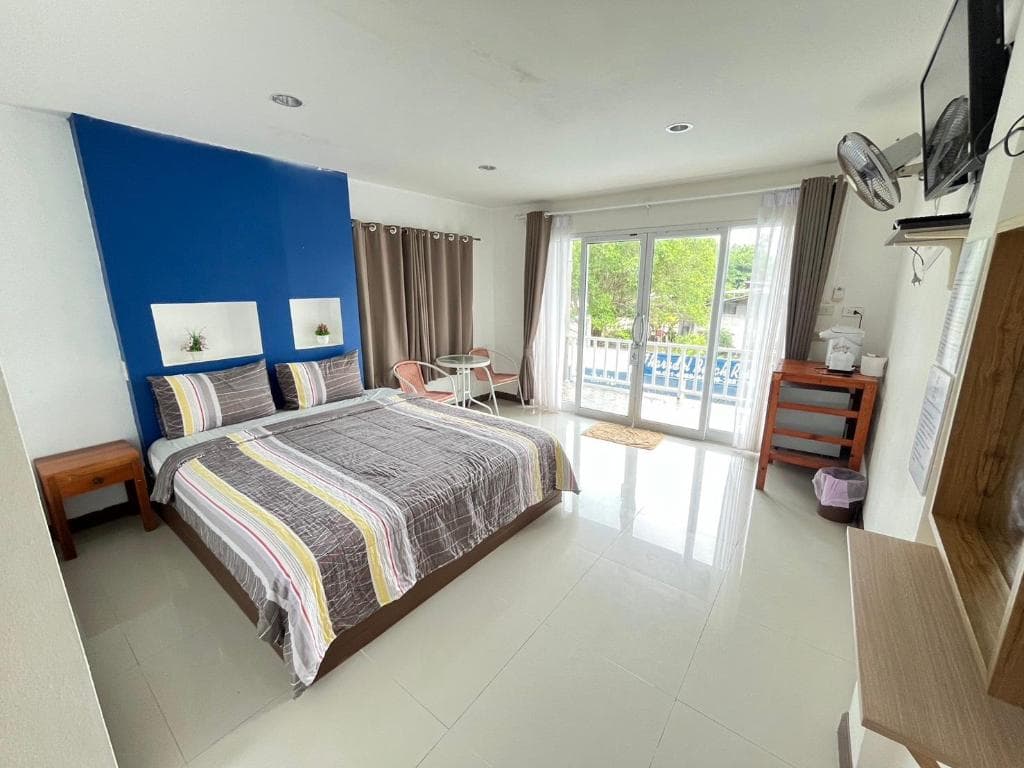 Gust 303 — Deluxe Room - Garden View